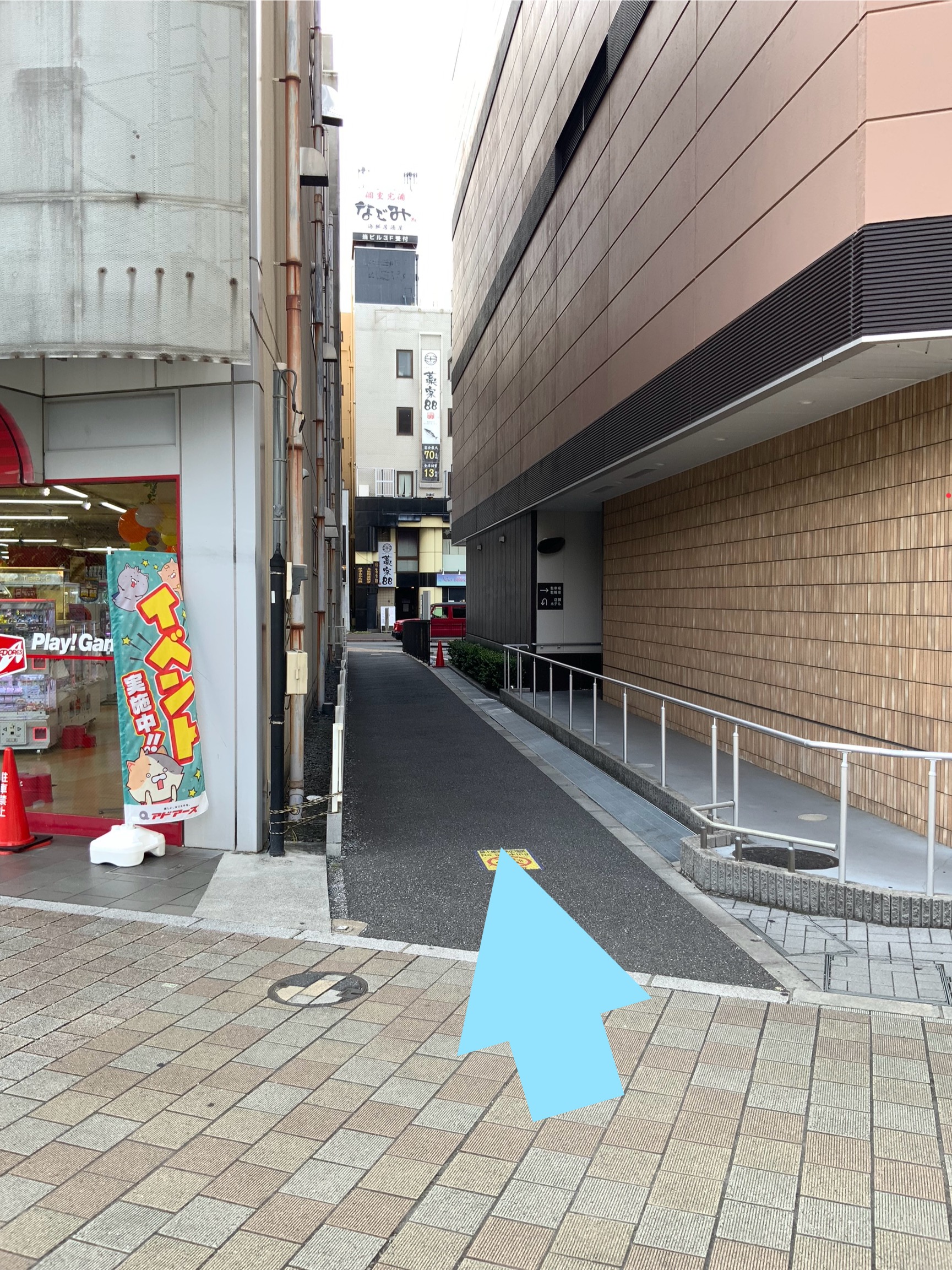 { 1本道ですので、このまま抜けて通りにでます。 }